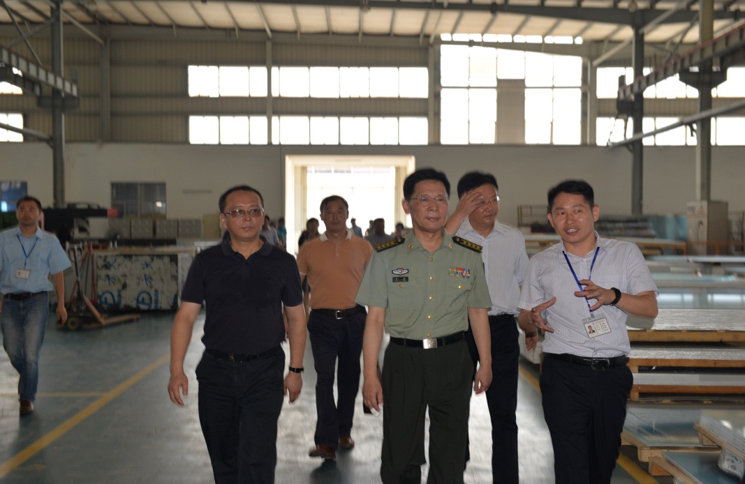 中共南昌市委常委、南昌警备区司令员刘瑄一行到江西新材调研